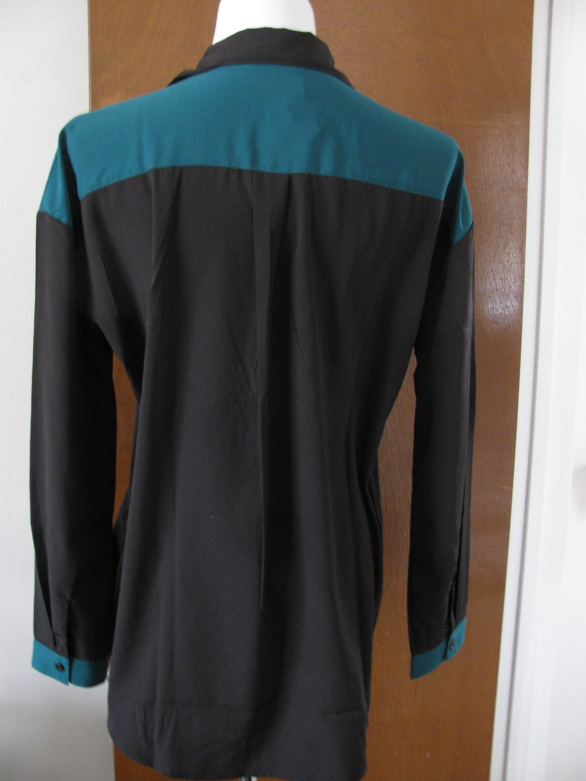 Romeo & Juliet women’s black teal stylish top size medium New