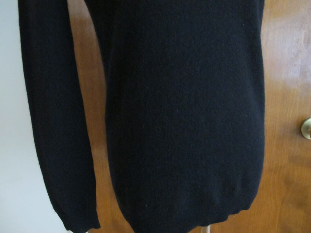Bloomingdale’s women’s black cashmere V-neck sweater 