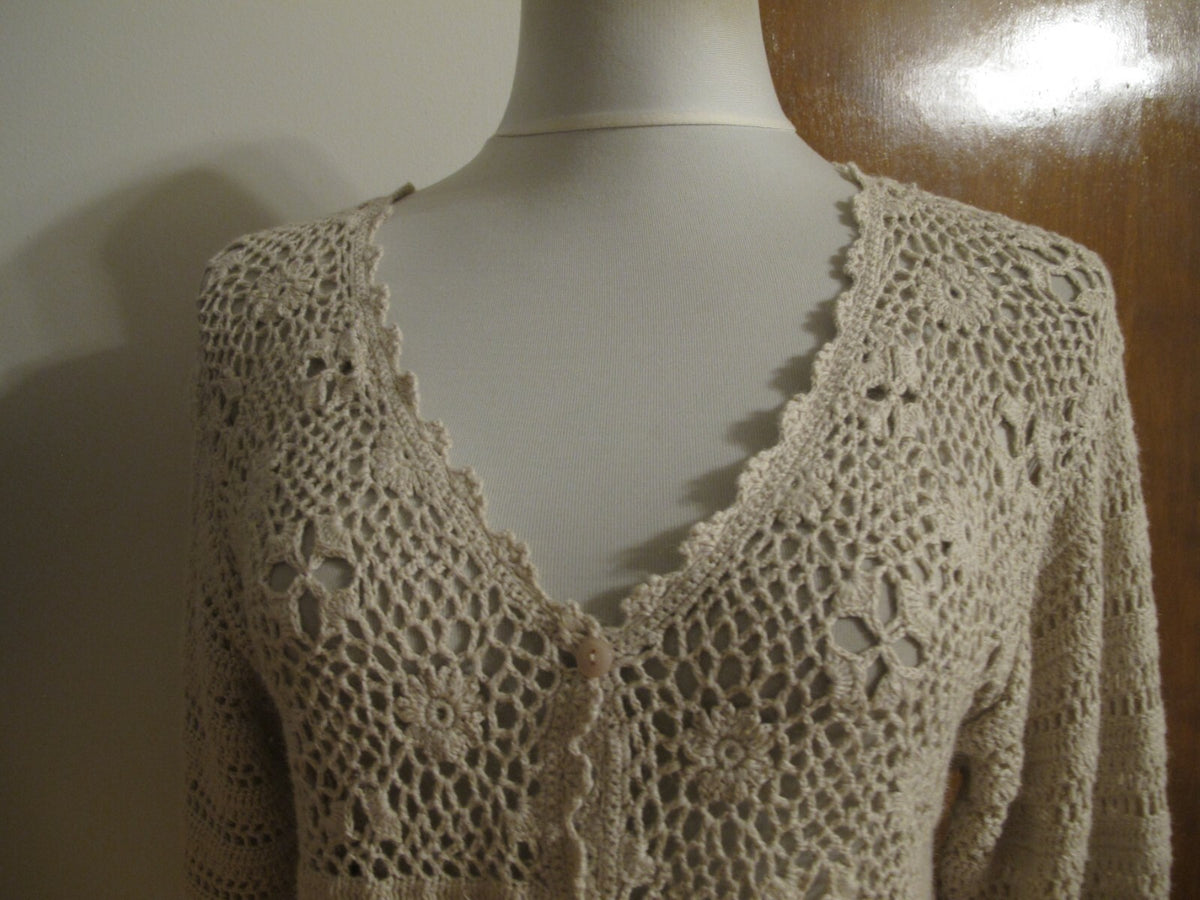 Women's beige knitted gorgeous buttoned cardigan S/M from Italy.