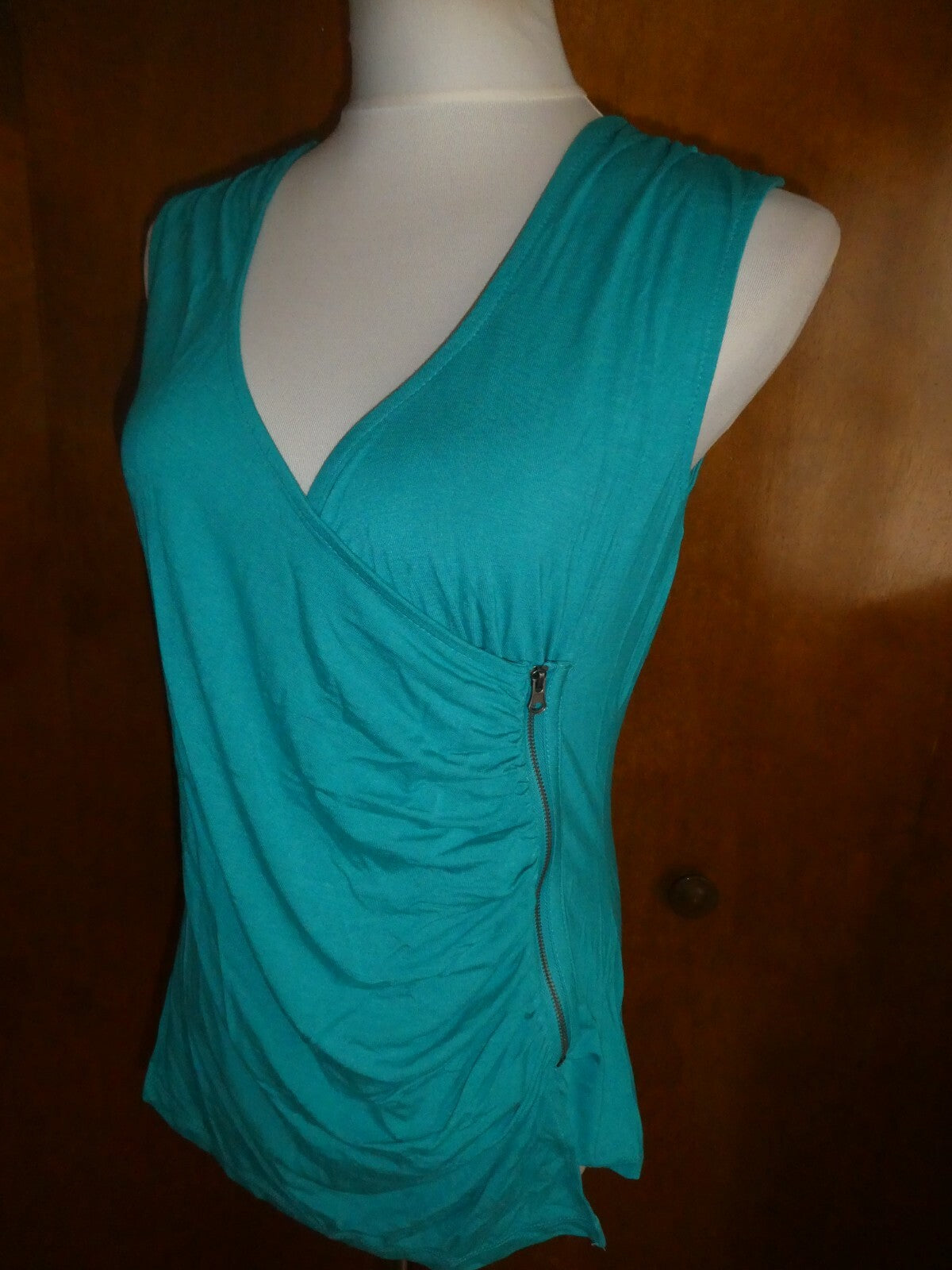 ONE A women's green detailed zipper front rayon top Large (fits size Medium)