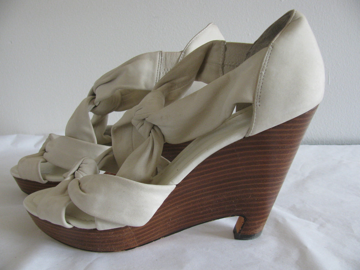 New Saks Fifth Avenue Women’s Dusty White Leather Knotted Sandals Wedges 9.5