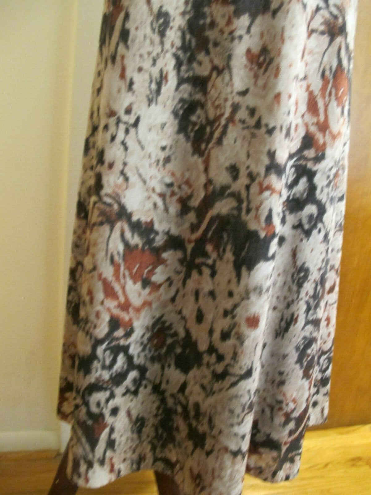 Jones New York Collection women's gray multi color lightweight skirt Medium