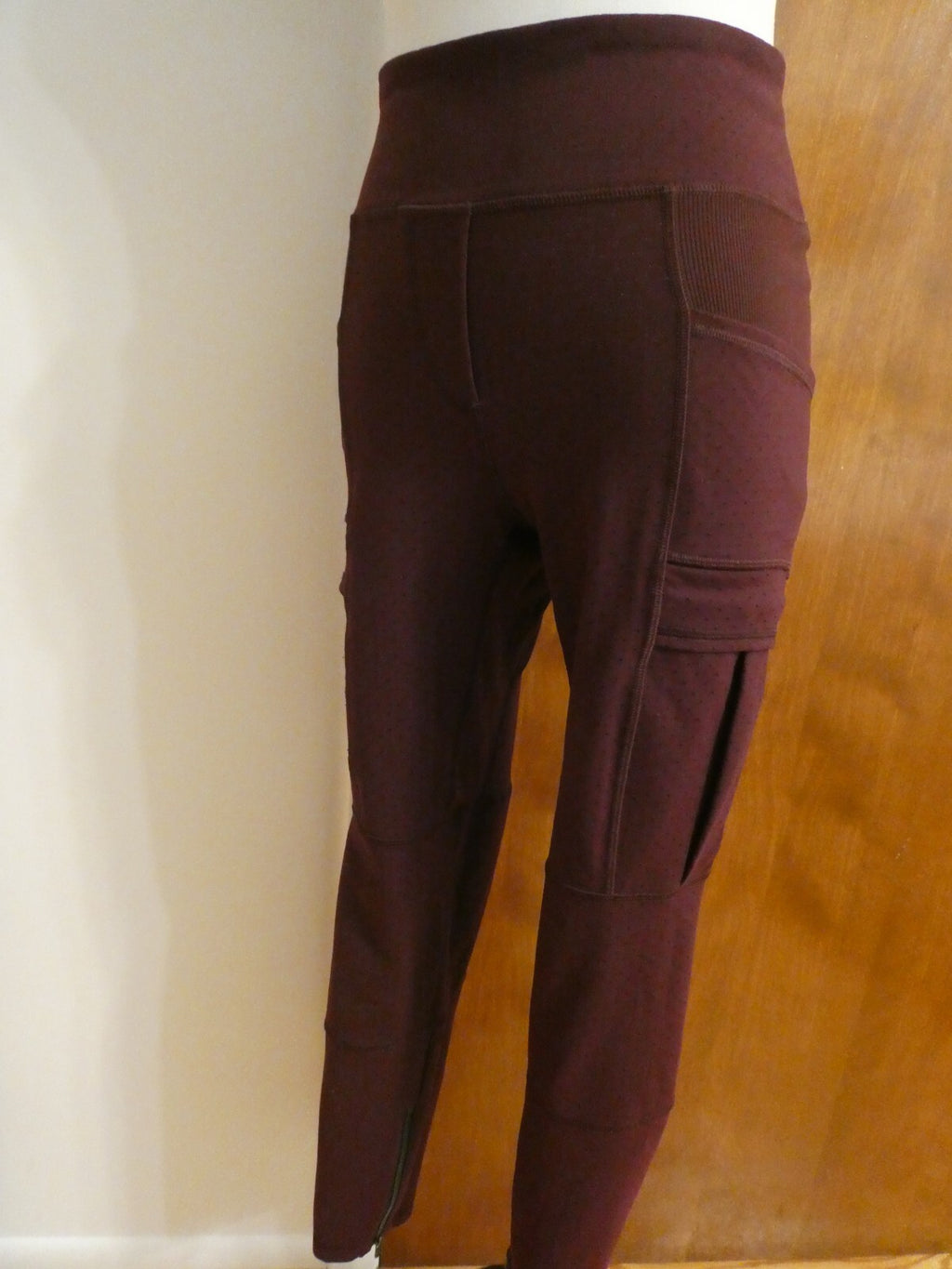 Lululemon Burgundy Yoga Legging with Side Pockets Size 4 (can fit size 2)