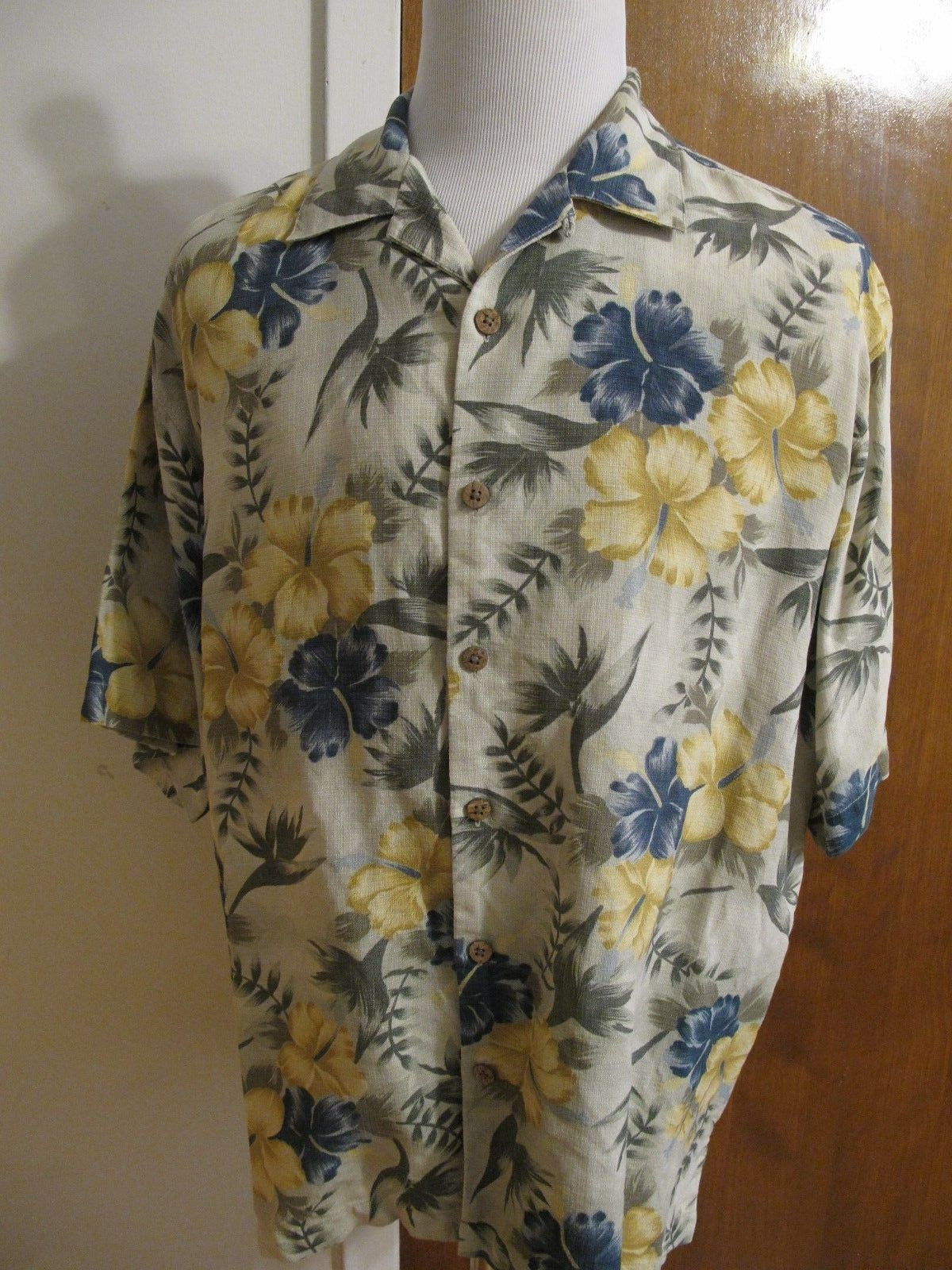Tommy Bahama Men's Silk Multi Color Blue Yellow Green Shirt Size Large Very Nice