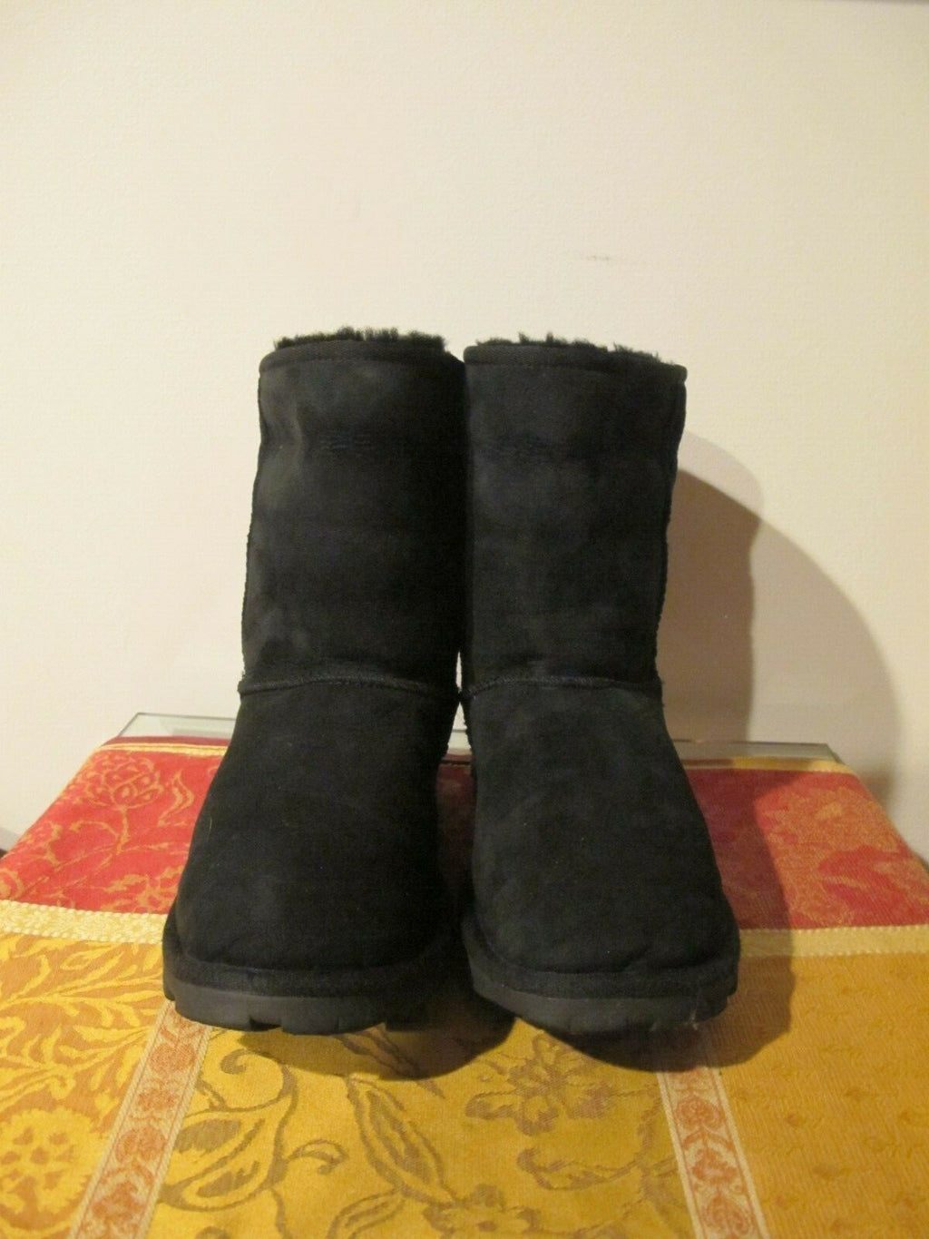 UGG Black Cuff Short Sheepskin Boots Women’s Size 8 pre owned