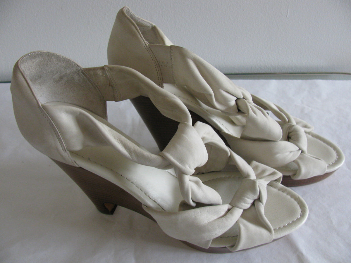 New Saks Fifth Avenue Women’s Dusty White Leather Knotted Sandals Wedges 9.5