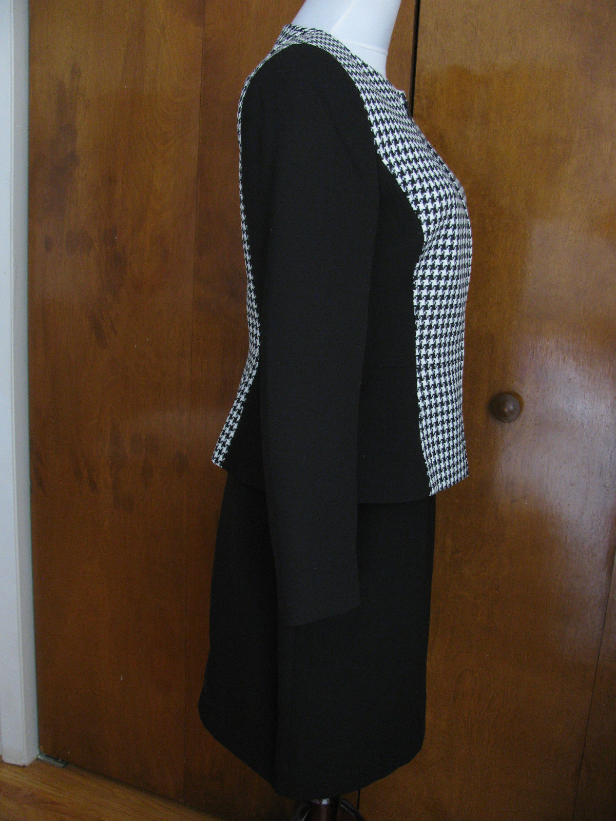 Tahari Asl women's Two Piece Peplum Skirt Suit Black white New