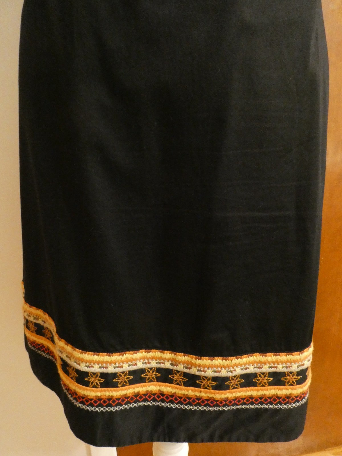 DKNY black embroidered soft cotton lined pockets skirt size 12