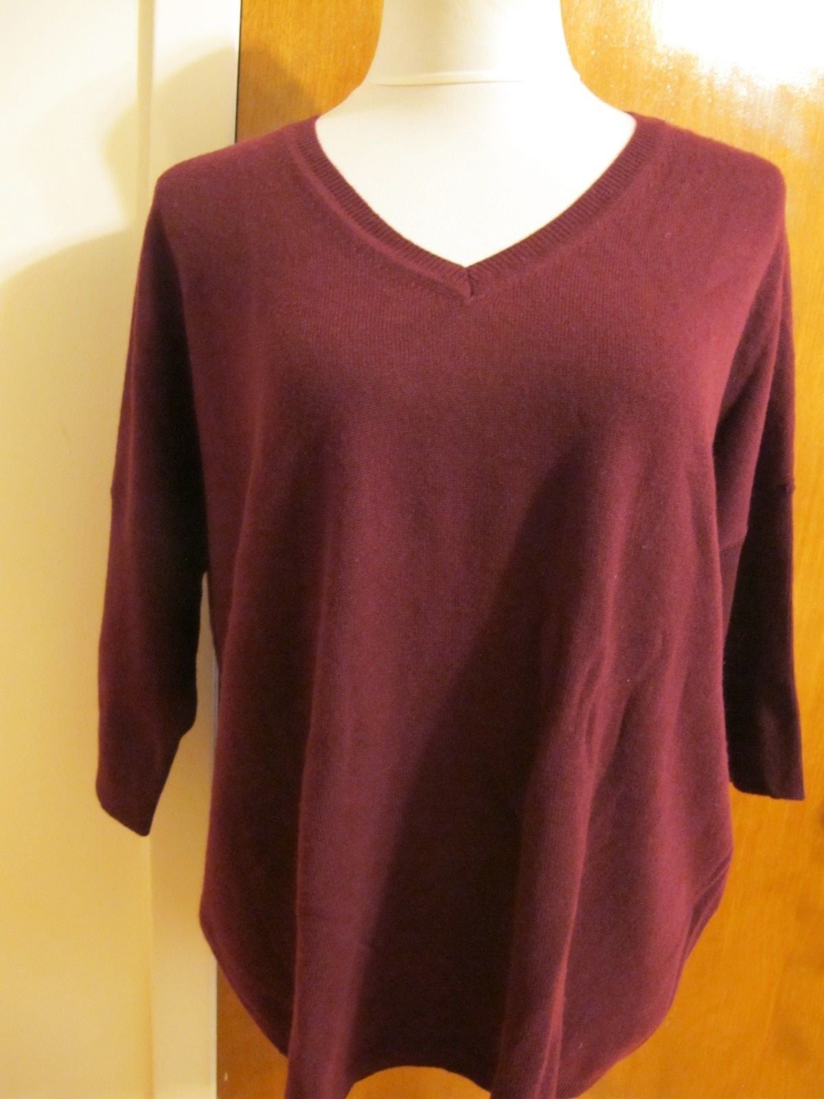 Bloomingdale's Women's Burgundy 2 Ply Cashmere V-Neck Sweater ML  