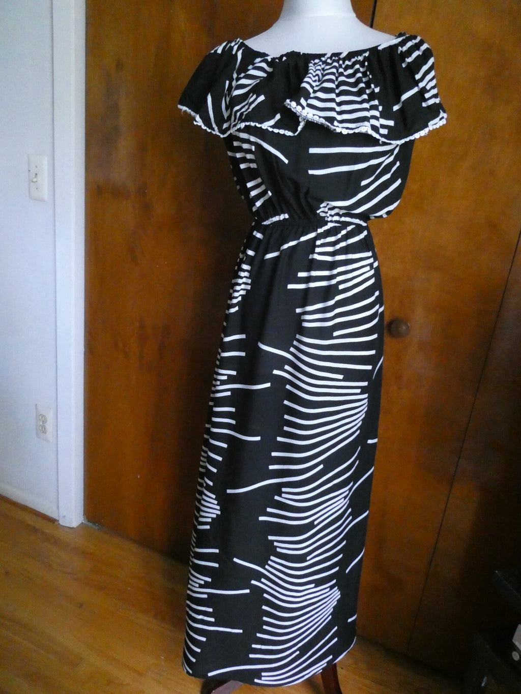J.Stars Sexy Maxi Dress Off The Shoulders Ruffles Multi-Color Black/White L/XL