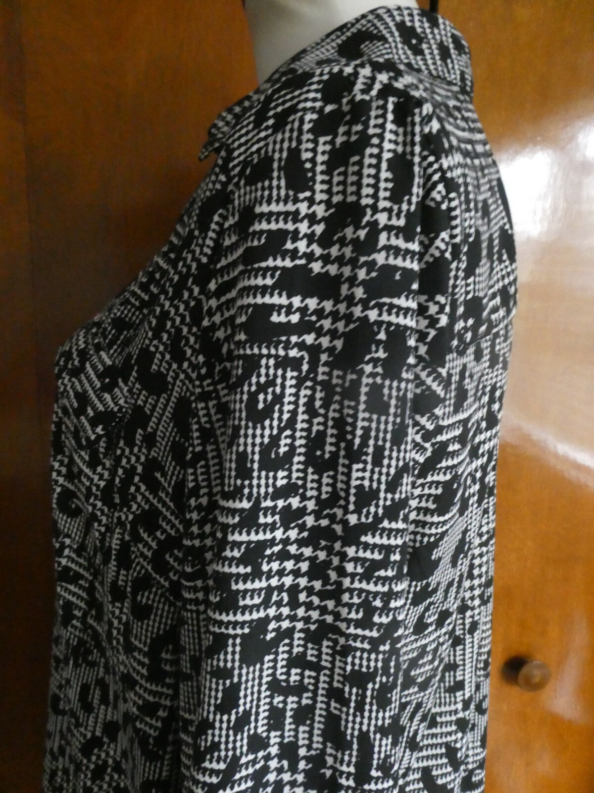 Jaclyn Smith Women Black/White Roll-Tab Long Sleeve Button Down Blouse Top Large