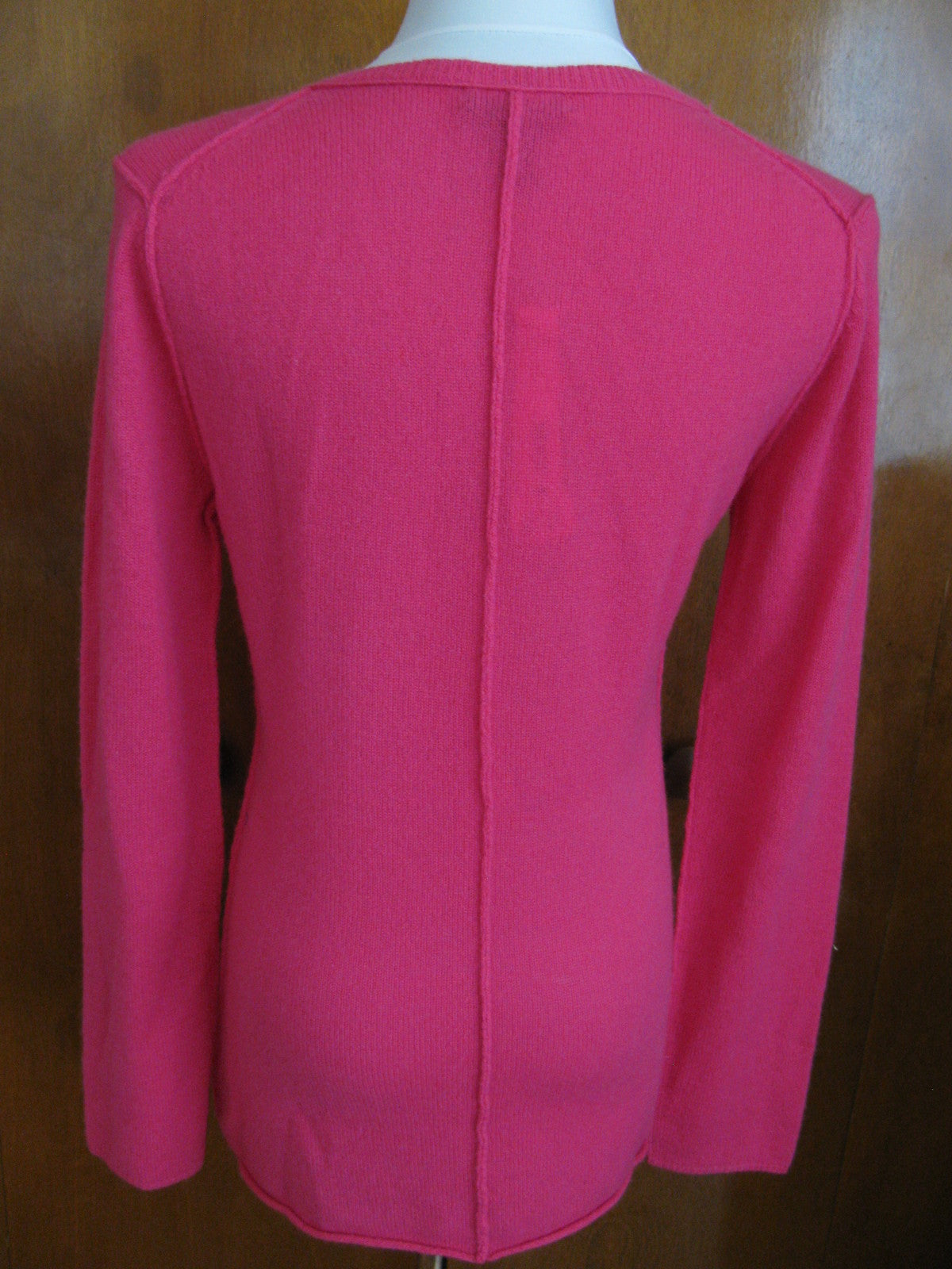 Aqua Women’s Pink Cashmere V-Neck Back Detailed long Sleeves Sweater Medium 