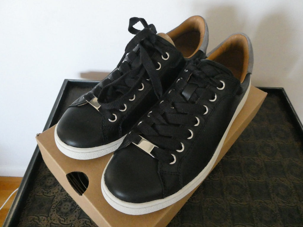 Ugg Australia Women’s Milo Black Leather Sneaker Size 8