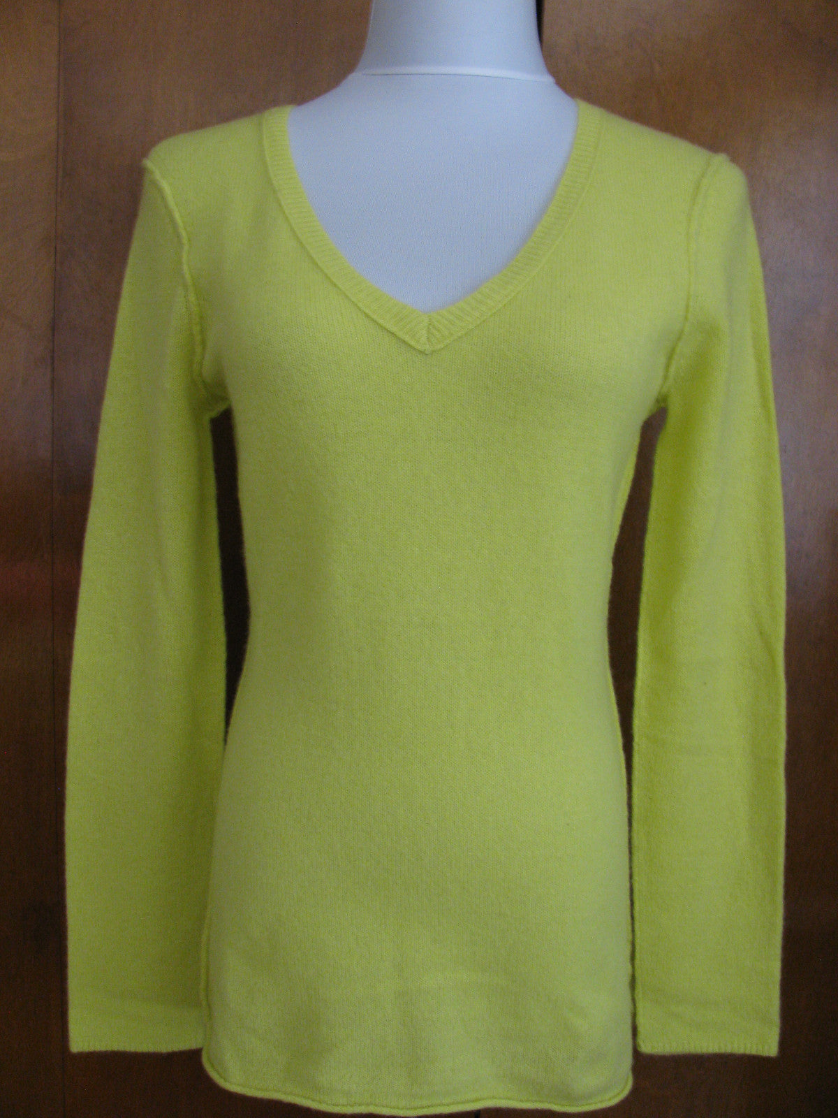 Aqua Women’s Yellow Citrine Cashmere V-Neck Back Detailed Sweater New
