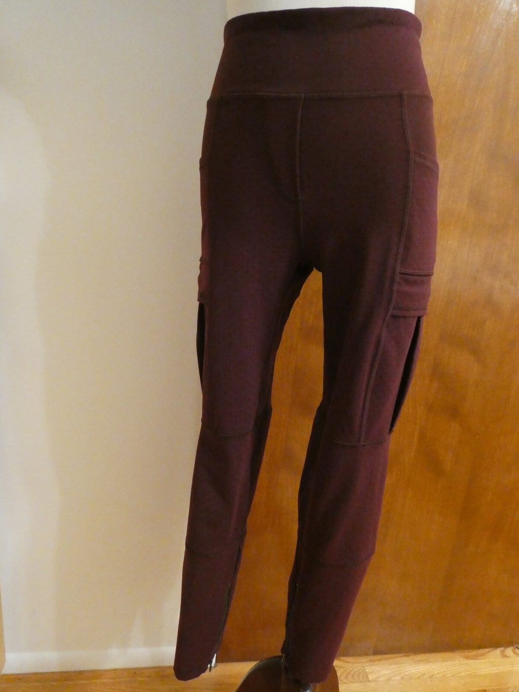 Lululemon Burgundy Yoga Legging with Side Pockets Size 4 (can fit size 2)