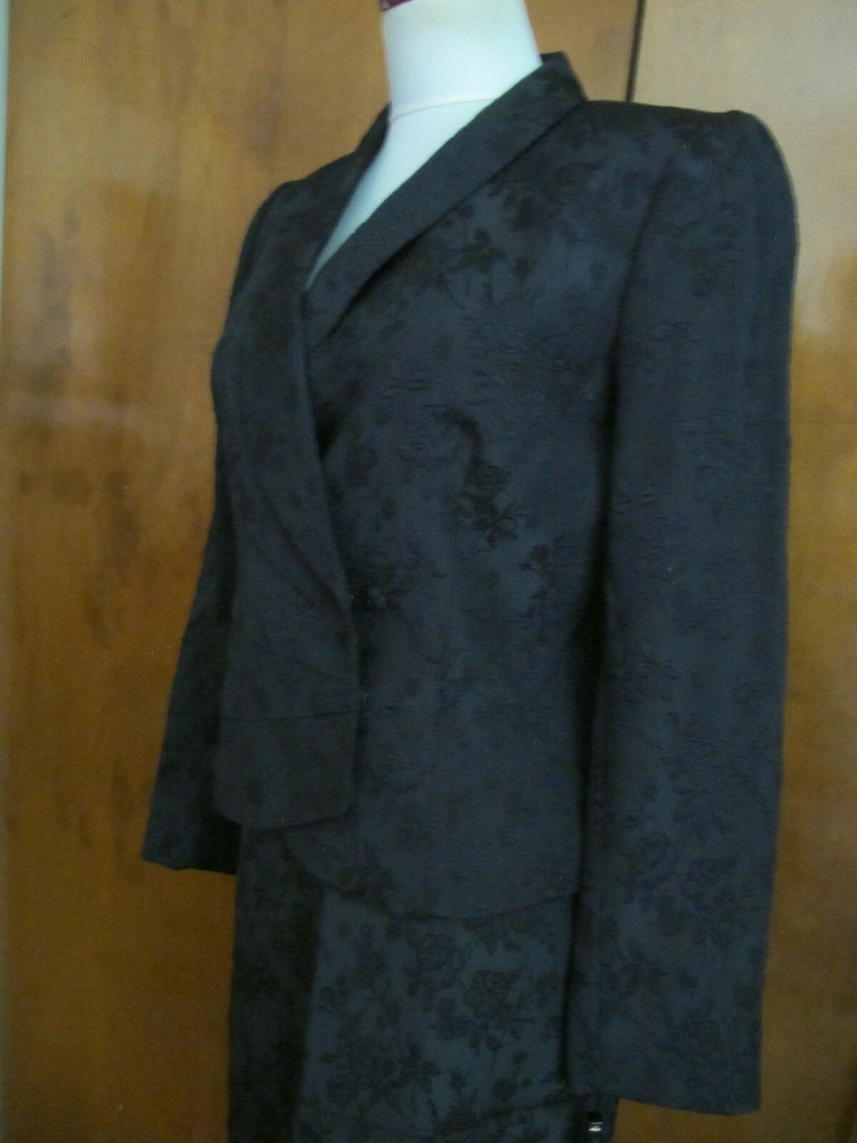 Tahari  Artur S. Levin LUXE Women’s Black Skirt Suit Size 4