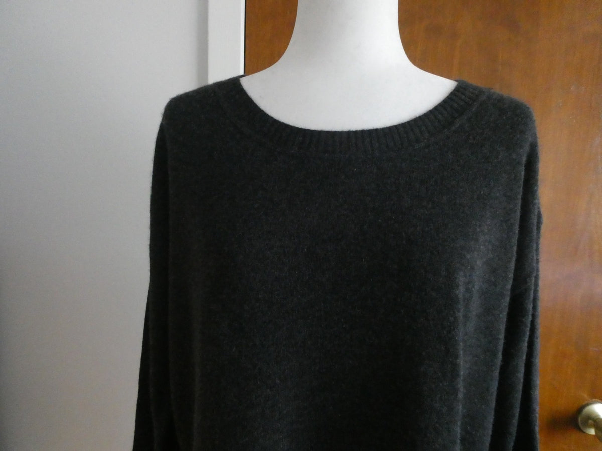 Luxury Bloomingdale’s women’s sweater crafted from 100% cashmere Size Xlarge NEW