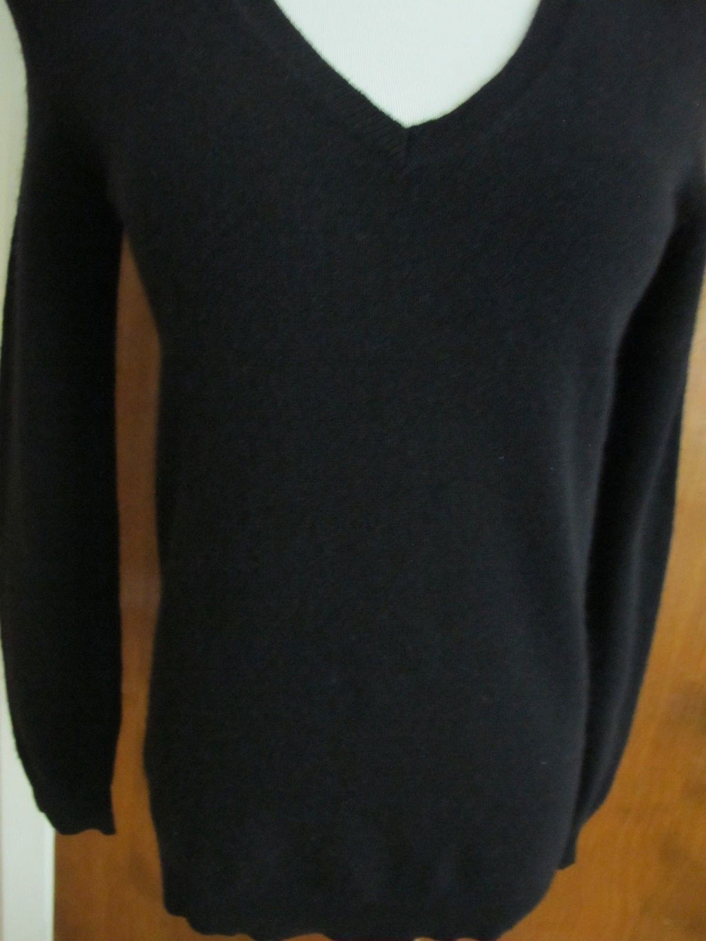 Bloomingdale’s women’s black cashmere V-neck sweater 