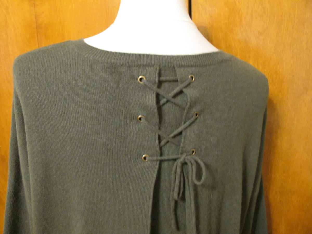By Bloomingdale’s women’s green detailed at back 2Ply cashmere sweater New