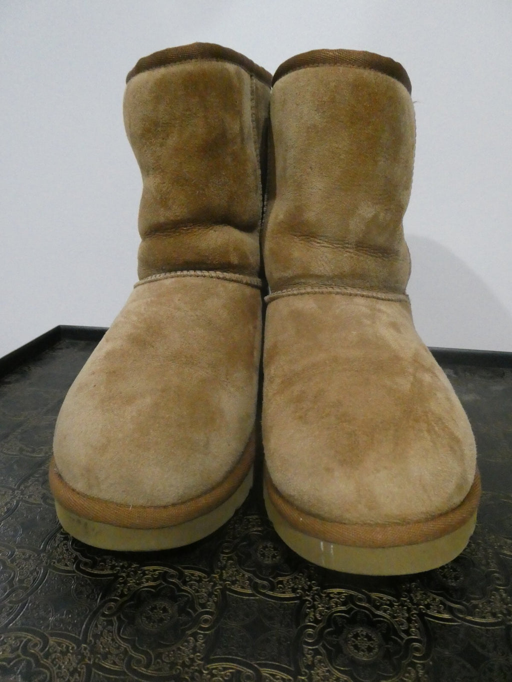 UGG Women's Brown Cuff Short Sheepskin Boots Size W7 preowned