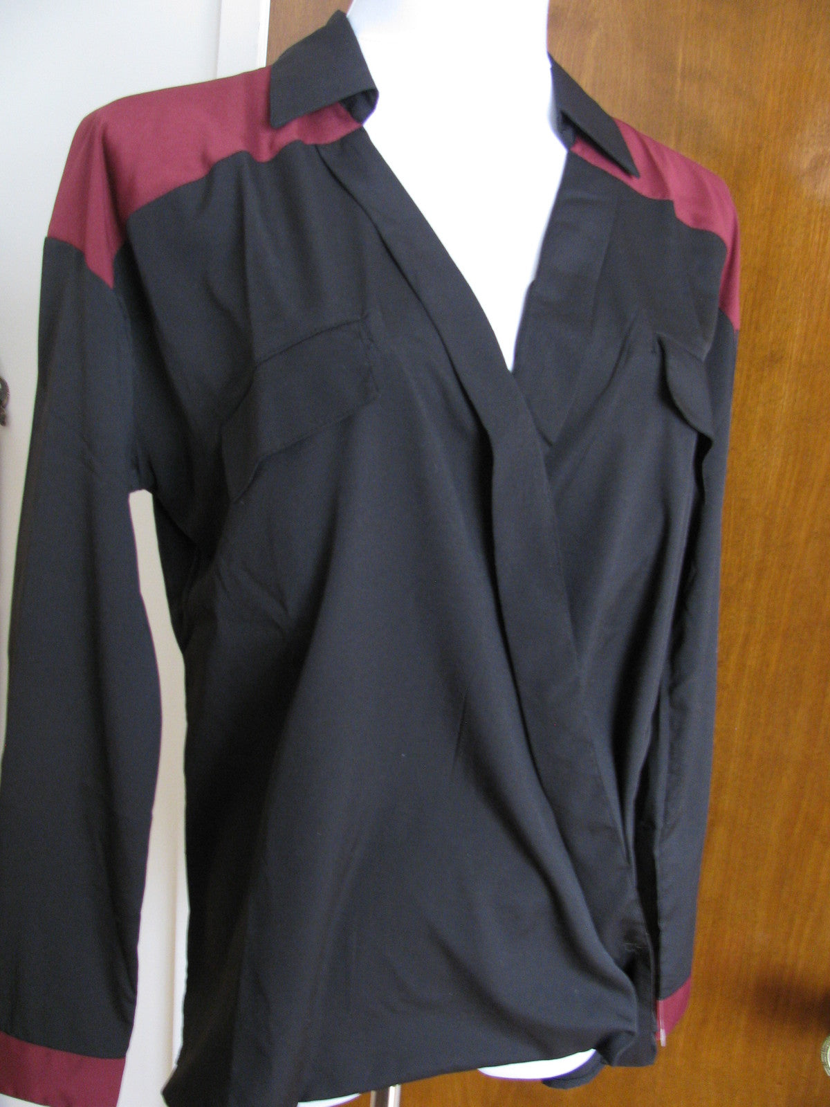 Romeo & Juliet women’s black burgundy stylish top size medium New