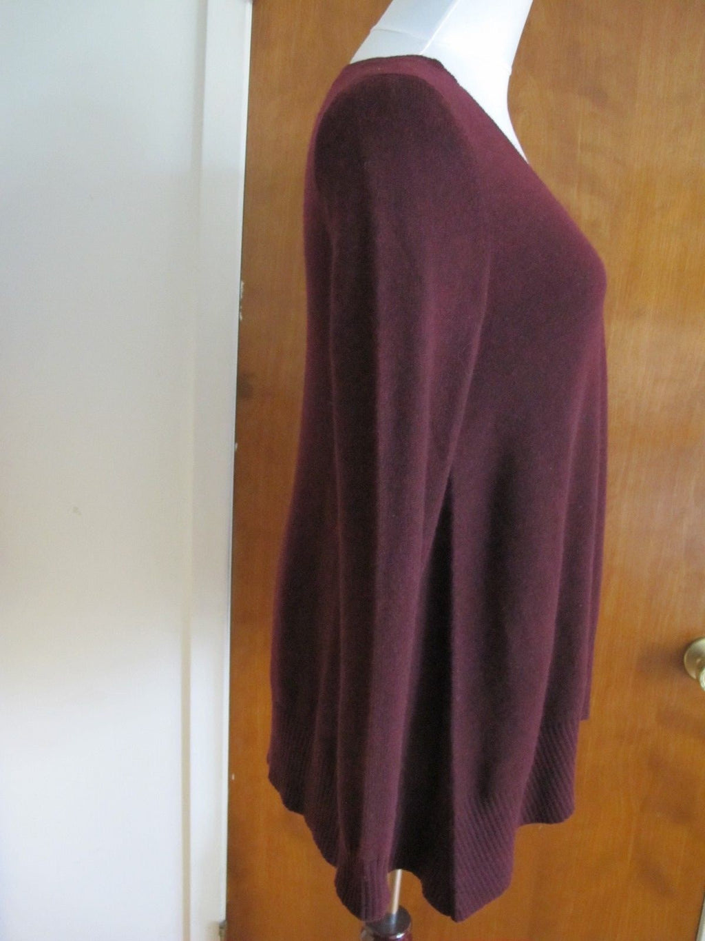 Bloomingdale's women's mar cabnet 2ply cashmere V-neck sweater Small NWT