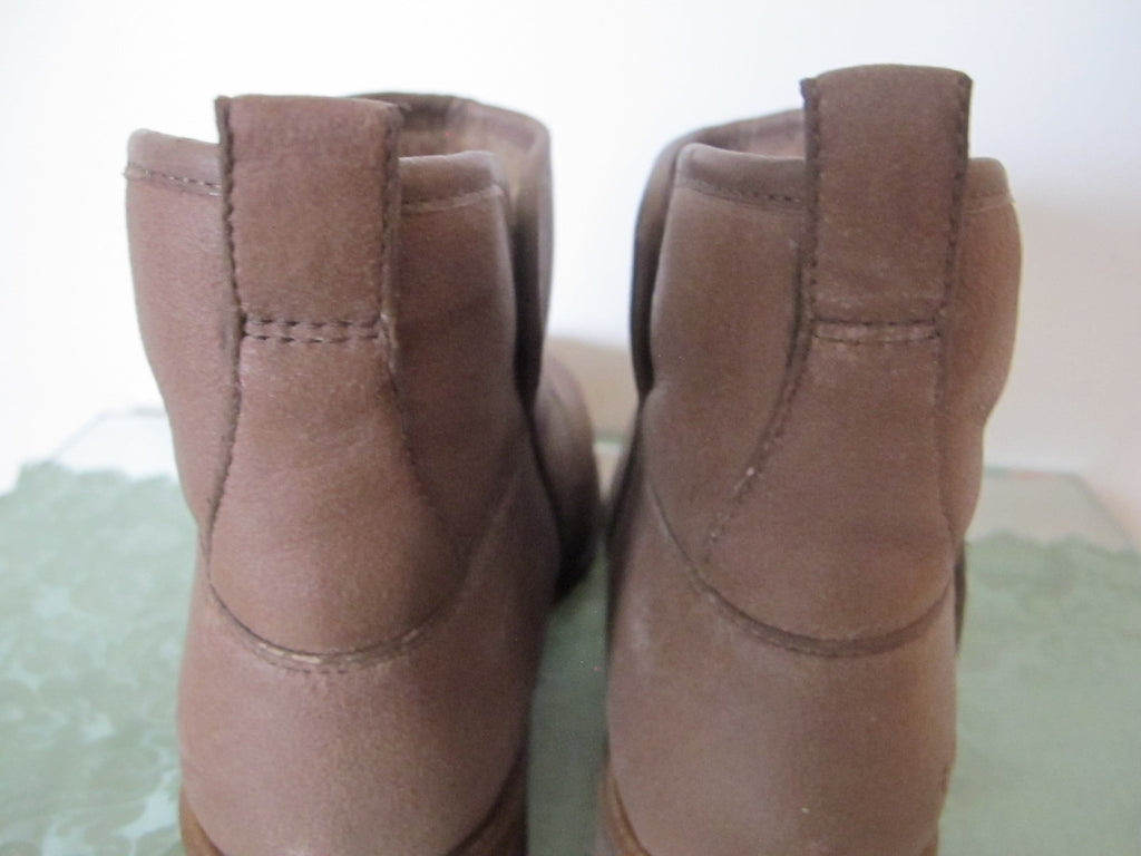 Ugg Australia women’s brown water resistant leather ankle New boots 7