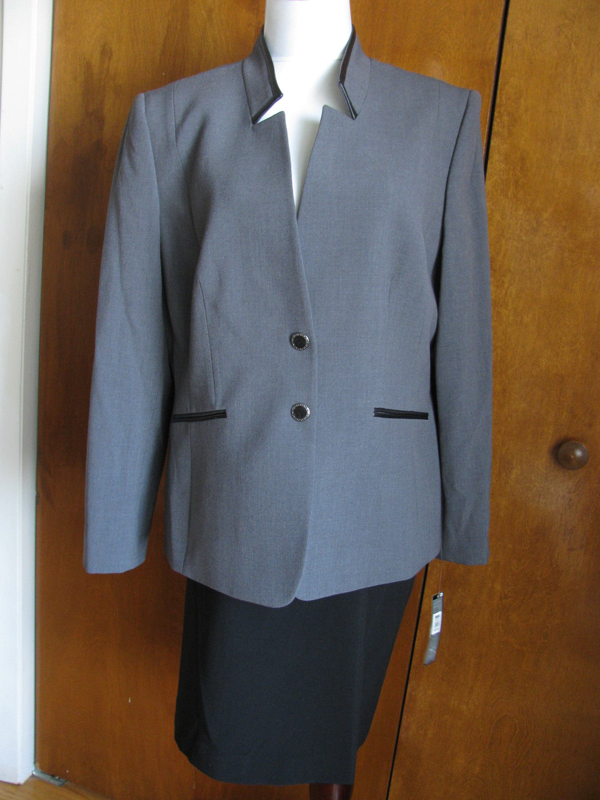 Tahari Asl Women's Gray With Black Insert Faux Leather Collar Skirt Suit 16P New