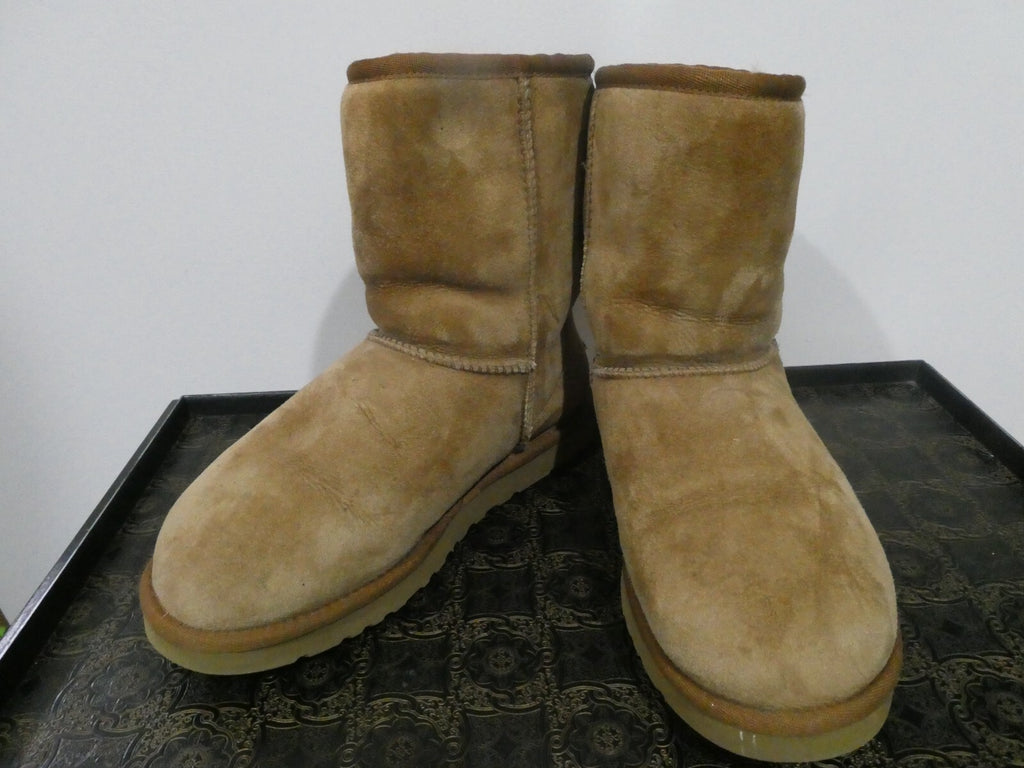 UGG Women's Brown Cuff Short Sheepskin Boots Size W7 preowned