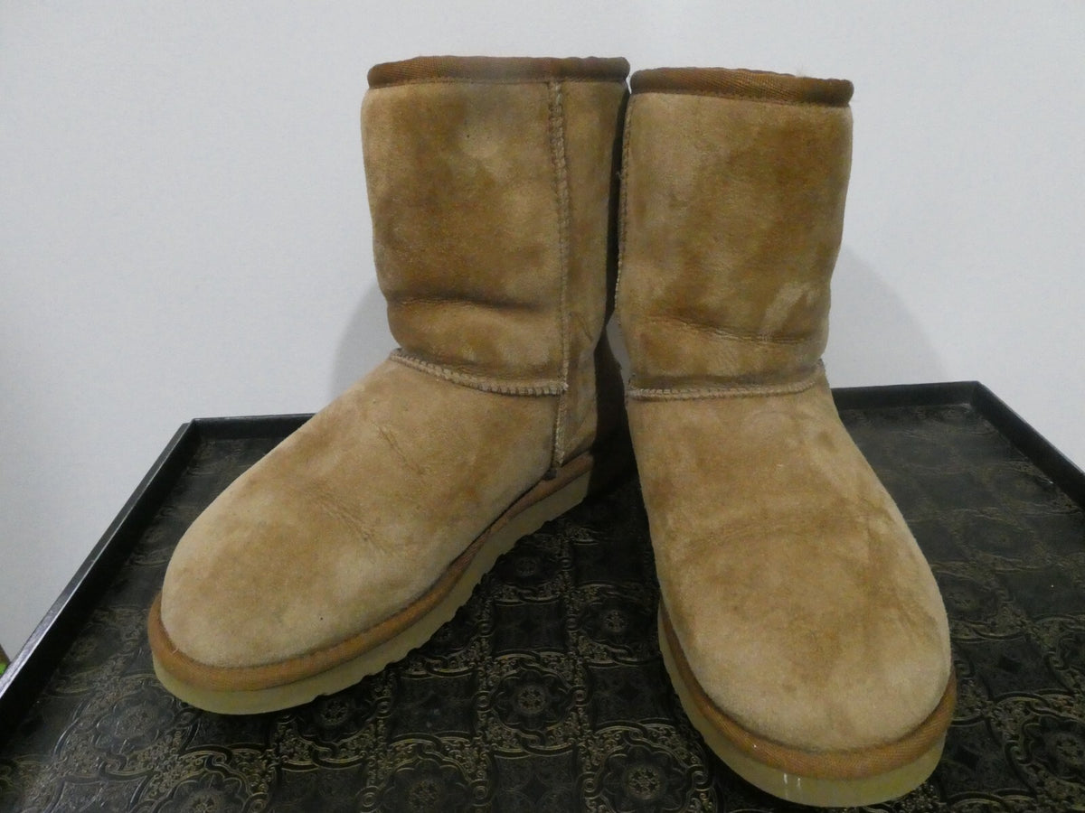 UGG Women's Brown Cuff Short Sheepskin Boots Size W7 preowned
