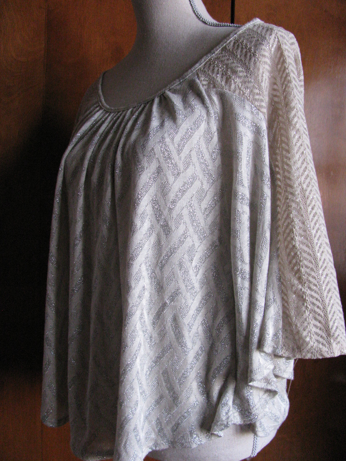 Moa Moa women's gray ivory lurex decorated top Large New