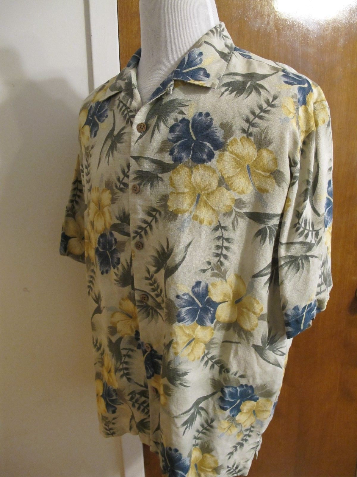 Tommy Bahama Men's Silk Multi Color Blue Yellow Green Shirt Size Large Very Nice