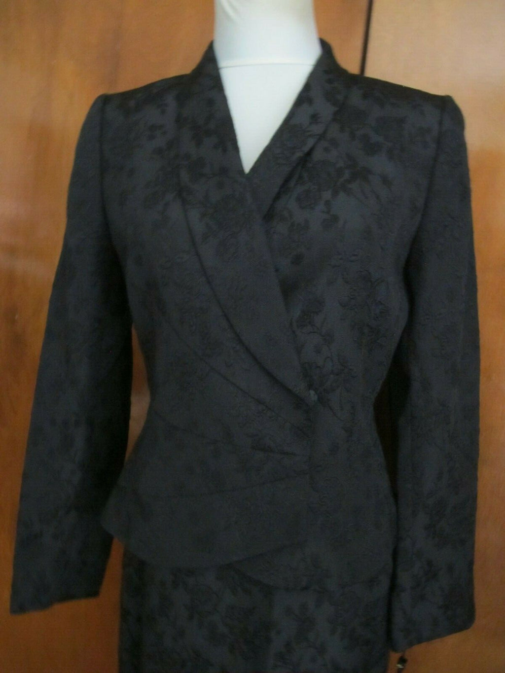 Tahari  Artur S. Levin LUXE Women’s Black Skirt Suit Size 4