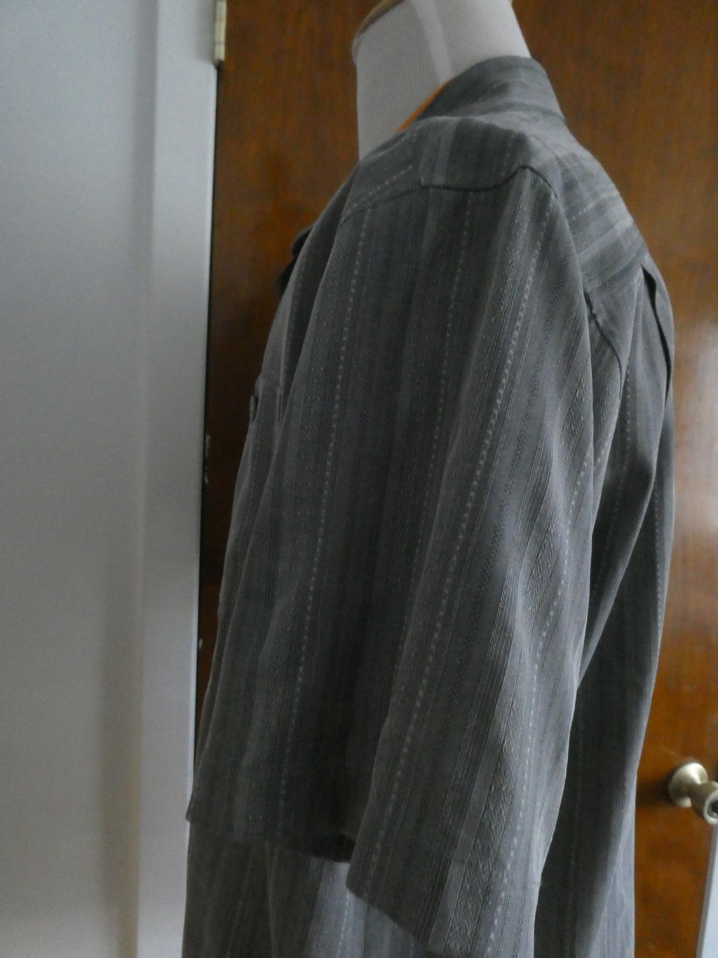 Tommy Bahama Men's Large 100% Silk Gray Striped Shirt Sleeve Button Front Shirt