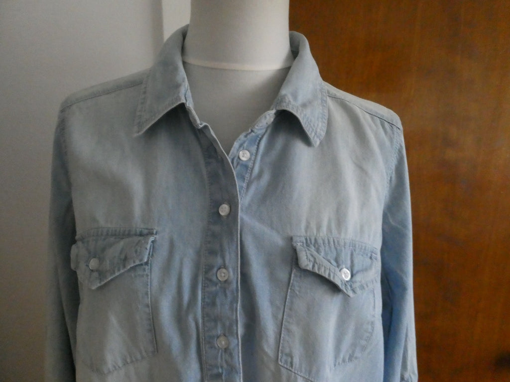 Liz Lange Size Large Maternity Top Blue Chambray Long Sleeve Henley