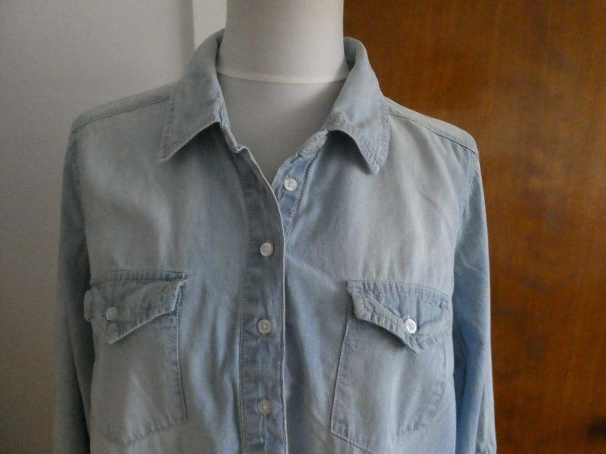 Liz Lange Size Large Maternity Top Blue Chambray Long Sleeve Henley