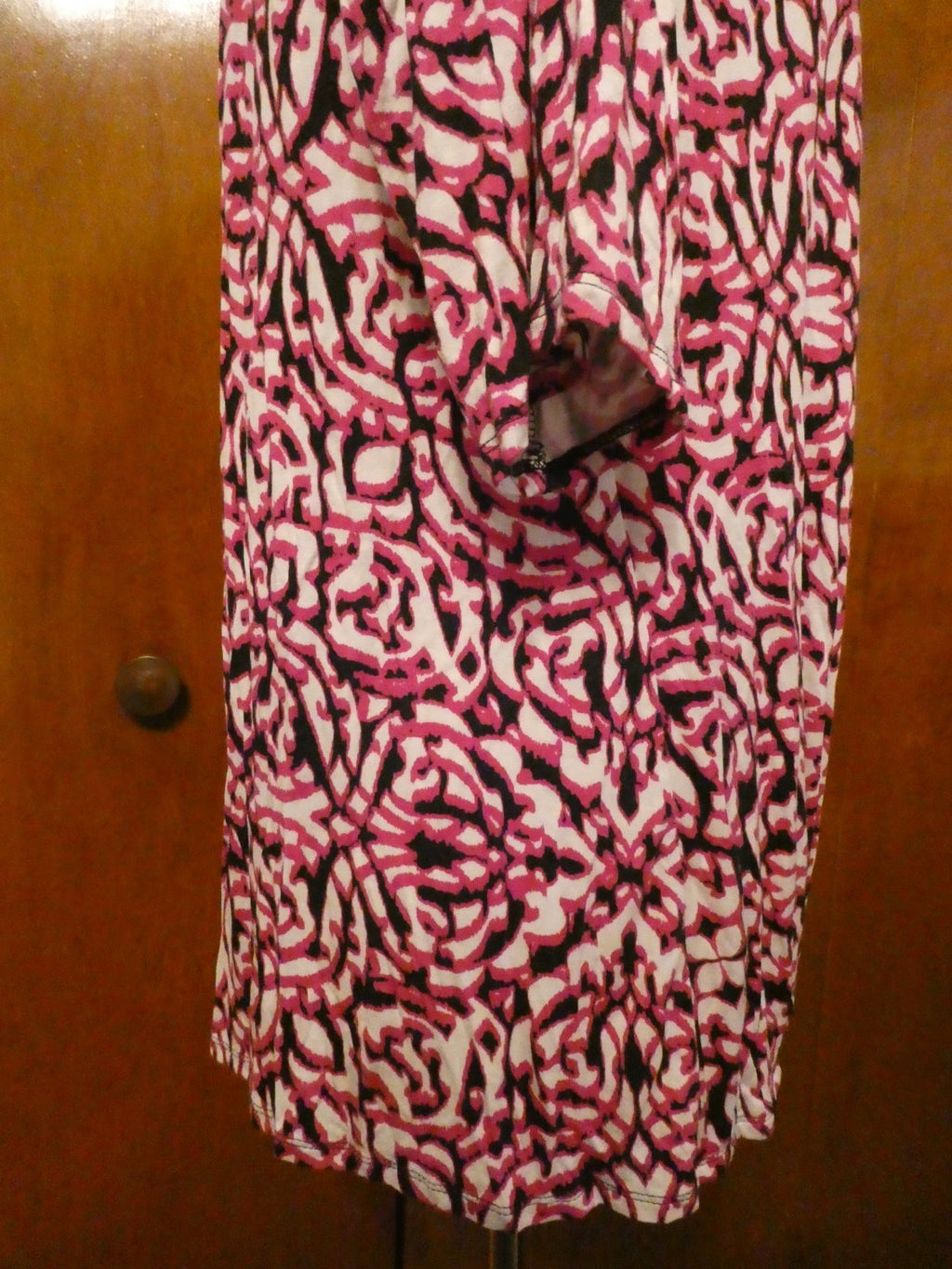 Dana Buchman women’s black/white, red soft rayon v- neck top size XLarge
