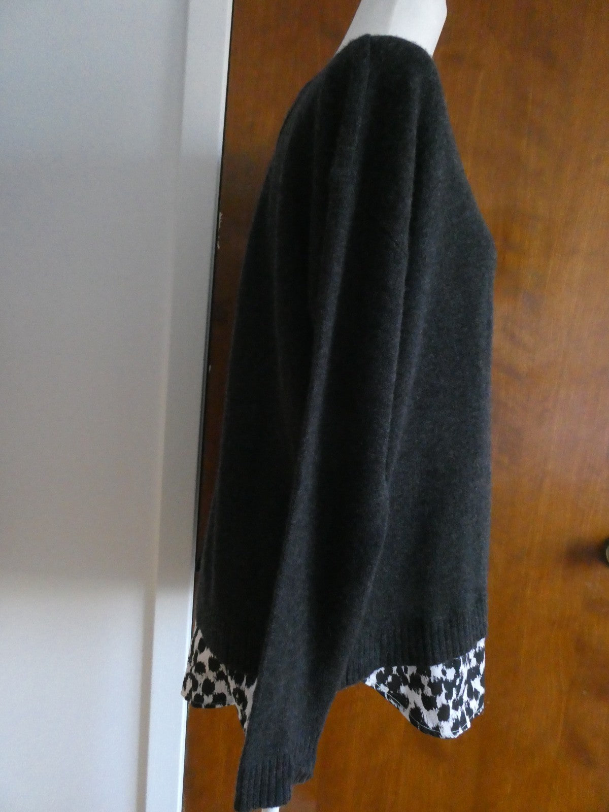 Luxury Bloomingdale’s women’s sweater crafted from 100% cashmere Size Xlarge NEW