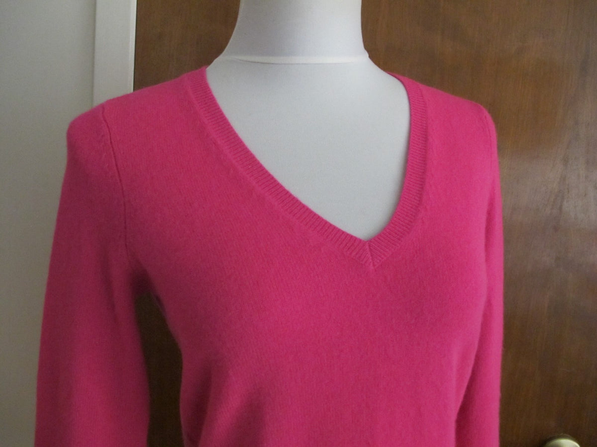 Bloomingdale's women's pink 2ply cashmere V neck long sleeves sweater Small NWT