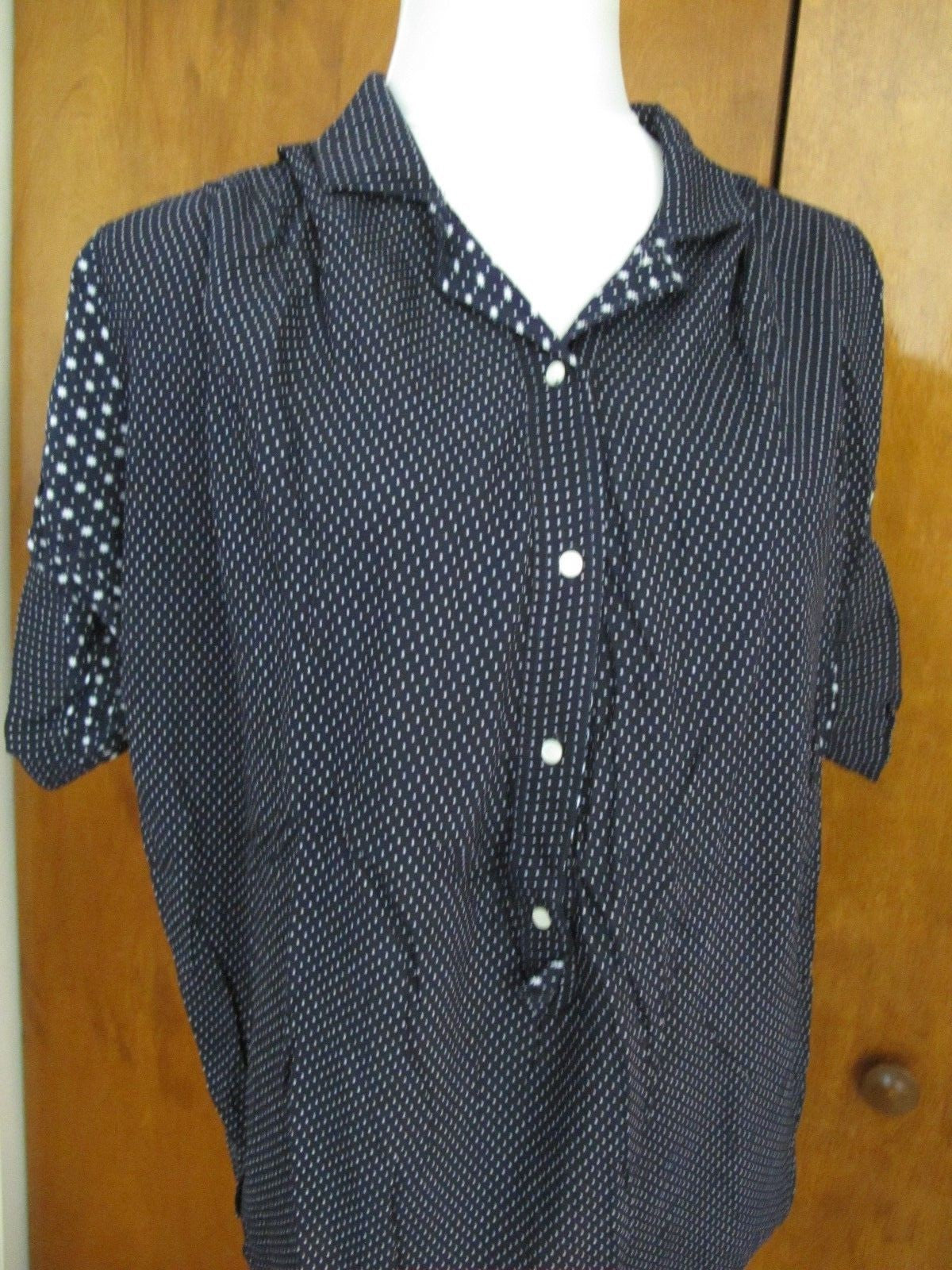 Gap women's stylish navy detailed top size Medium NWT