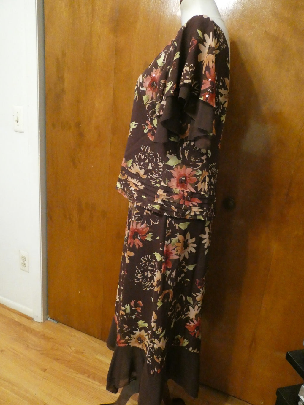 Adrianna Papelle 100% silk sequined with flattering sleeves size 12 evening suit