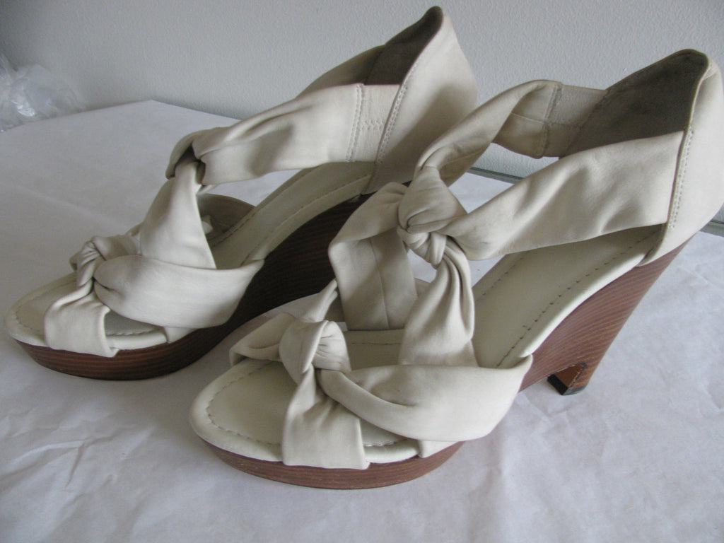 New Saks Fifth Avenue Women’s Dusty White Leather Knotted Sandals Wedges 9.5