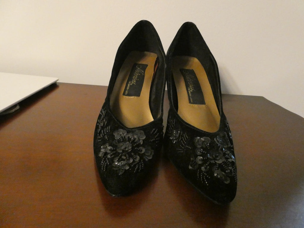 Notarious women's black velour dress shoes size 8