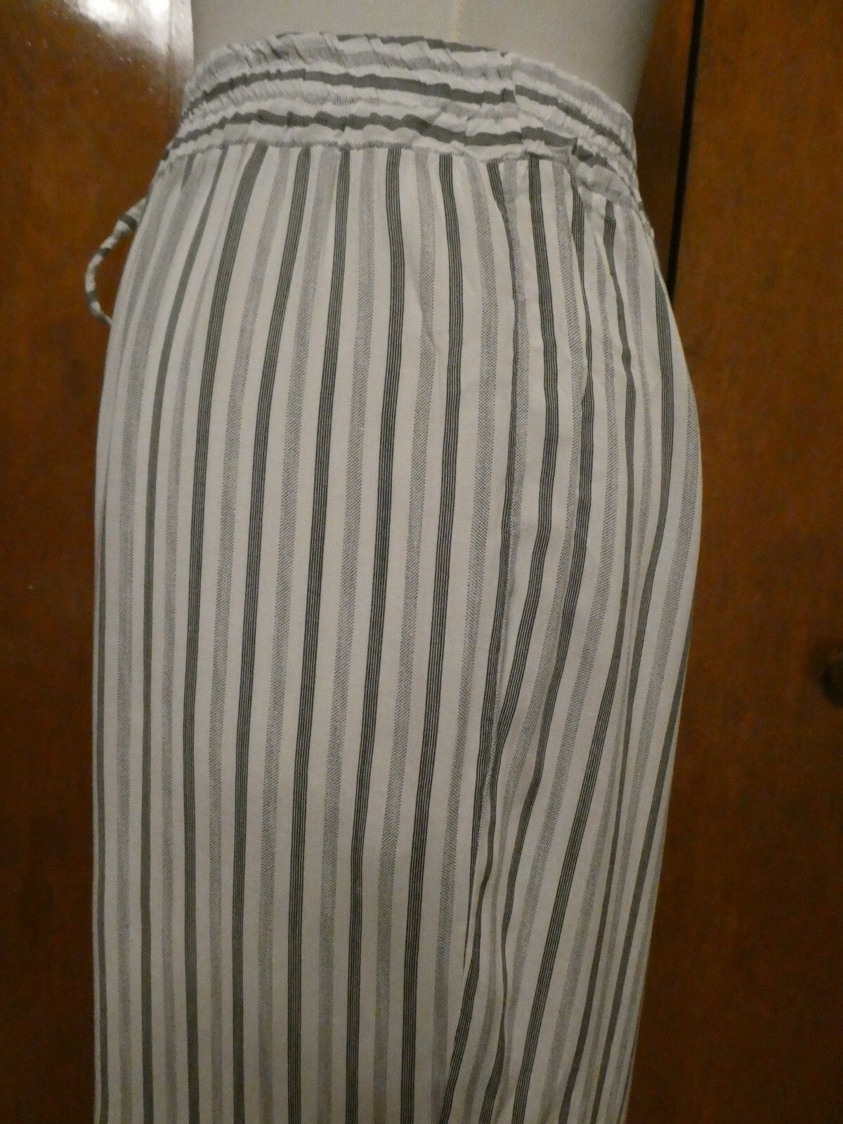 Collection Women White/Gray Viscos lightweight Summer Capris Pants Medium Italy