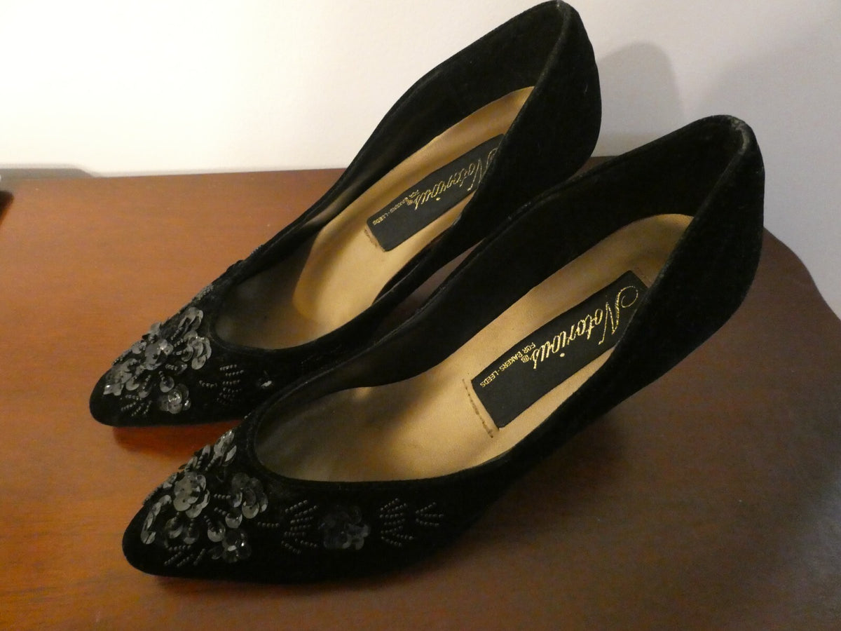 Notarious women's black velour dress shoes size 8