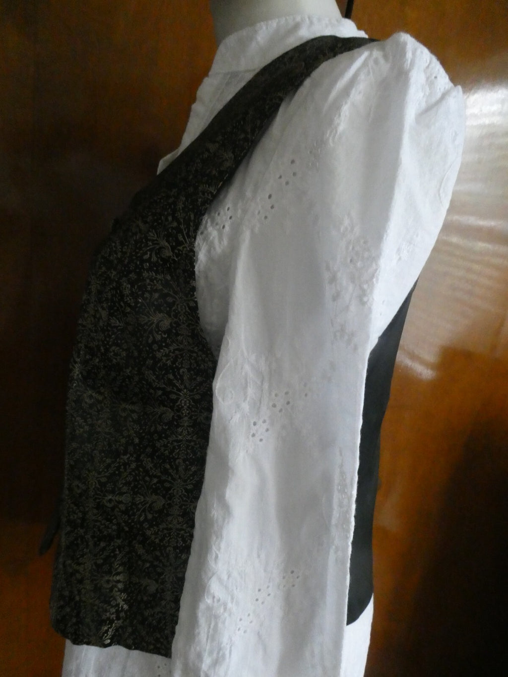 Cricket Lane Women Black Gold Geo Print Gorgeous Vest Size LP