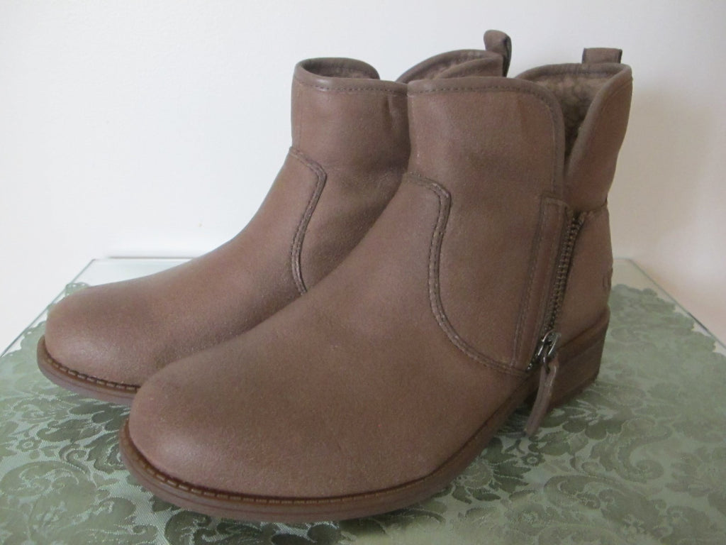 Ugg Australia women’s brown water resistant leather ankle New boots 7