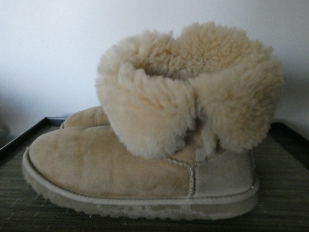 UGG Women's Nude Cuff Short Sheepskin Boots Size 6 (can feet 7) preowned