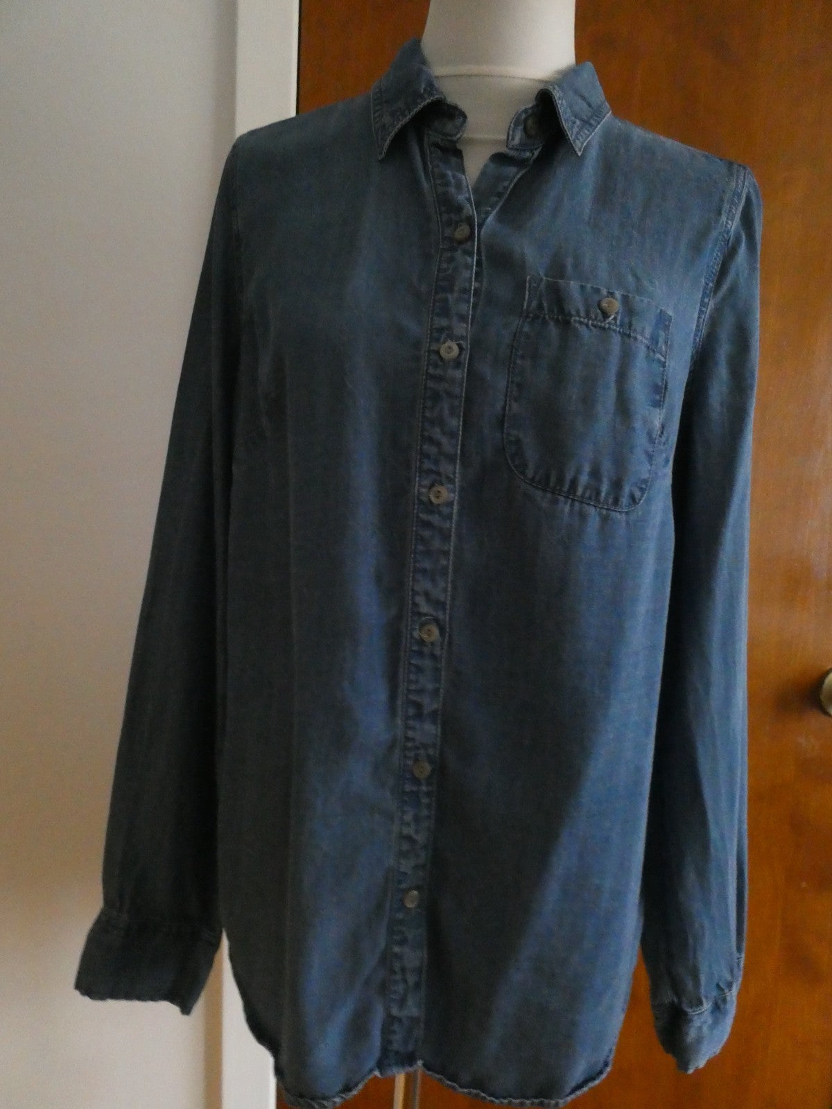 Merona Women’s Tencel Chambray Button Front Shirt Size Large Blue Long Sleeve