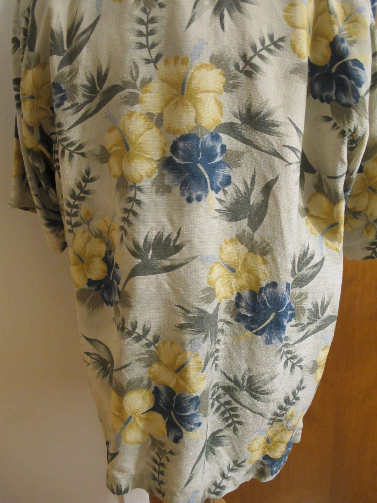 Tommy Bahama Men's Silk Multi Color Blue Yellow Green Shirt Size Large Very Nice